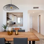 公寓 2-br Middle Floor With Sea Views *