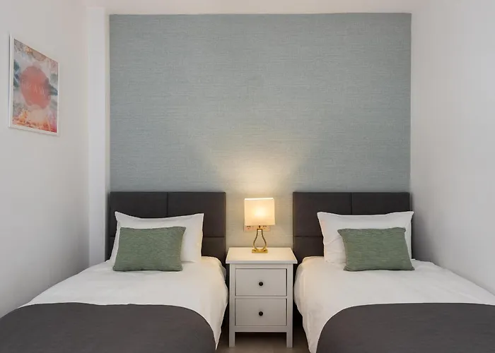 2-br Middle Floor With Sea Views דירה