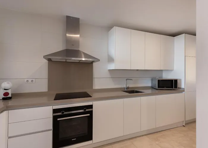 דירה 2-br Middle Floor With Sea Views *